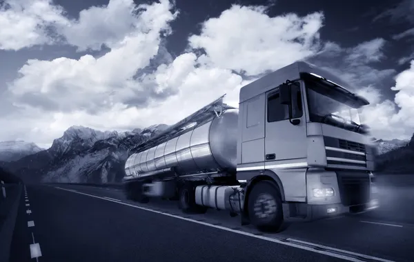 Truck körning på landsväg motion — Stockfoto