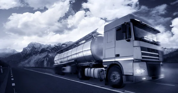 Vrachtwagen rijden op landweg beweging — Stockfoto