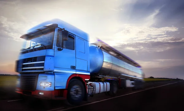 Vrachtwagen rijden op schemering motion blur — Stockfoto