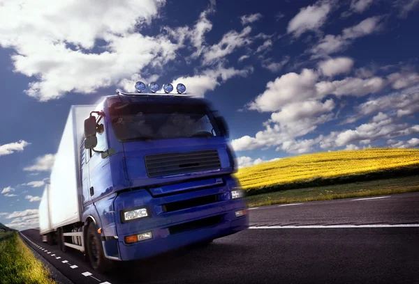 Vrachtwagen rijden op schemering/motion blur — Stockfoto