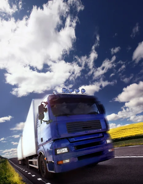 Vrachtwagen rijden op schemering/motion blur — Stockfoto