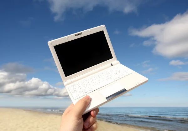 Λευκό μικρό φορητό υπολογιστή στην παραλία — Φωτογραφία Αρχείου