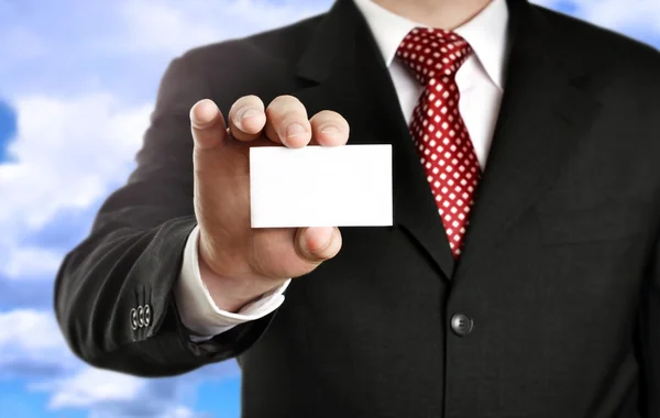 Επιχειρηματίας που δείχνει την επαγγελματική κάρτα, εστίαση σε δάχτυλα και κάρτα — Φωτογραφία Αρχείου