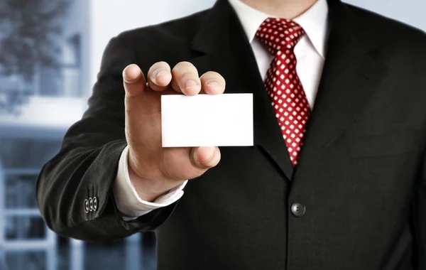 Empresário mostrando seu cartão de visita, foco em dedos e cartão — Fotografia de Stock
