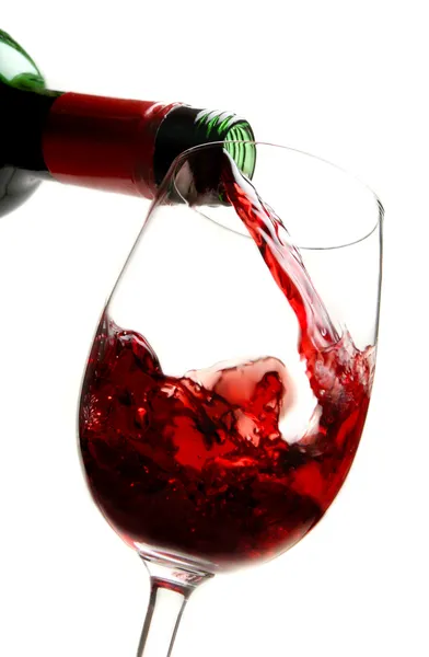 Rode wijn in wijnglas gieten — Stockfoto