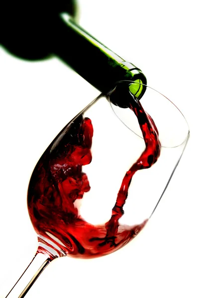 Κόκκινο κρασί χύνοντας σε ποτήρι κρασιού — Φωτογραφία Αρχείου