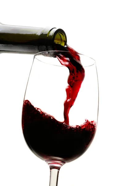 Şarap kadehine dökülen kırmızı şarap. — Stok fotoğraf