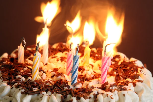 Foto de um bolo de aniversário em luz escura — Fotografia de Stock