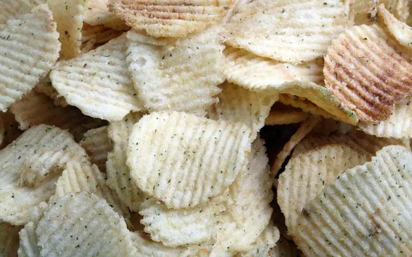 Соленые чипсы — стоковое фото