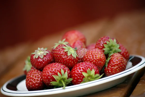 Φράουλα σε ένα πιάτο — Φωτογραφία Αρχείου
