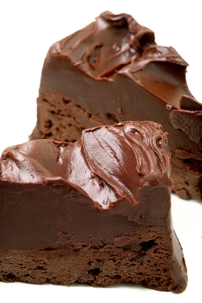白で隔離されるチョコレート ケーキ — ストック写真
