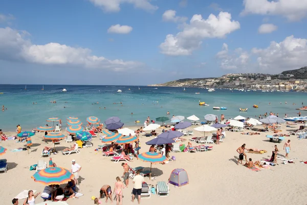 Calda giornata di sole in spiaggia, Malta — Foto Stock
