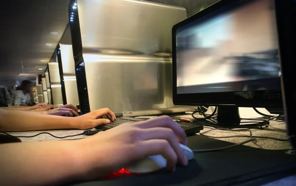 Computer gaming op internet cafe Rechtenvrije Stockfoto's