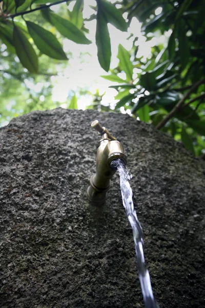 Wasser läuft aus dem Wasserhahn — Stockfoto