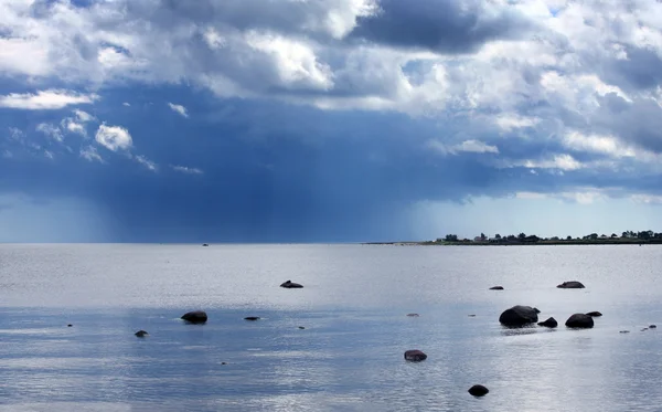 Nuvens de chuva no mar, Suécia — Fotografia de Stock