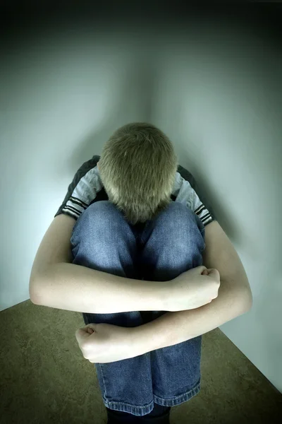 Bir duvara üzgün çocuk — Stok fotoğraf