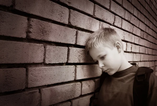 Αγόρι που κλίνει ενάντια σε έναν τοίχο — Φωτογραφία Αρχείου