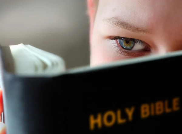 Garçon lisant la sainte Bible — Photo