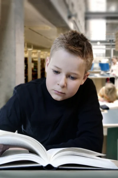 Юный мальчик читает — стоковое фото
