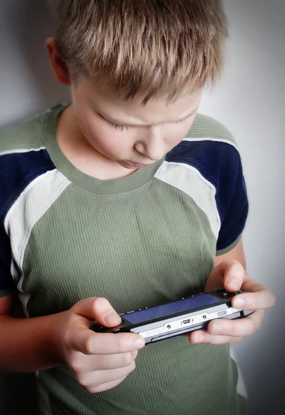 Laki-laki tangan bermain video game portabel — Stok Foto