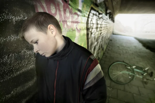 Αναστατωμένος αγόρι κλίνει ενάντια σε έναν τοίχο — Φωτογραφία Αρχείου