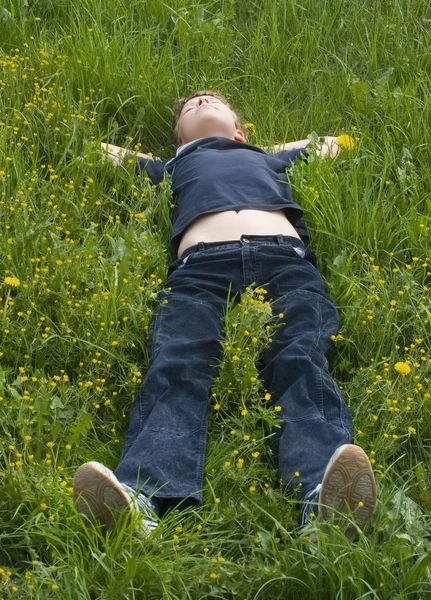 Menino relaxante — Fotografia de Stock