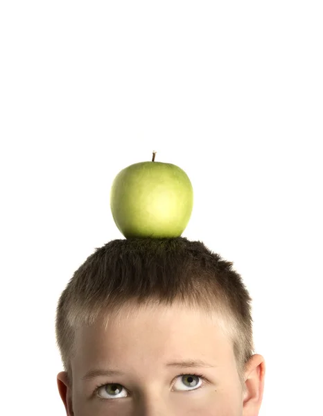 Garçon avec pomme sur la tête — Photo