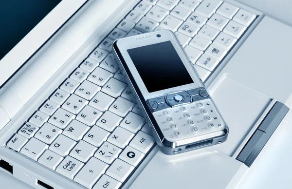 Laptop és mobiltelefon — Stock Fotó