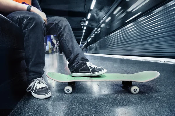 Pojke på tunnelbanan — Stockfoto