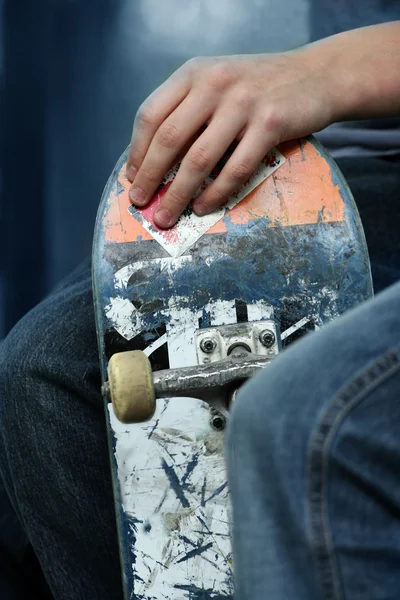 stock image Kid holding a skateboarder