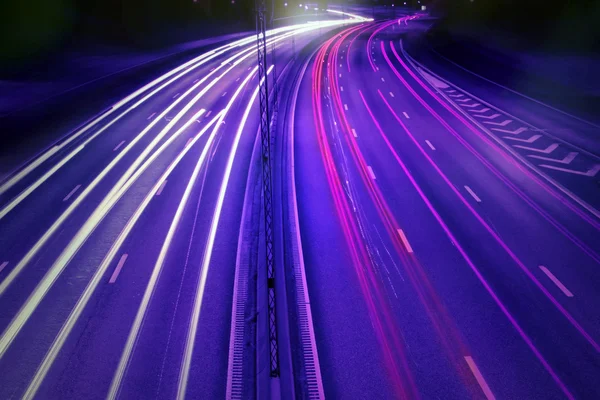 Autos bei Nacht mit Bewegungsunschärfe. — Stockfoto