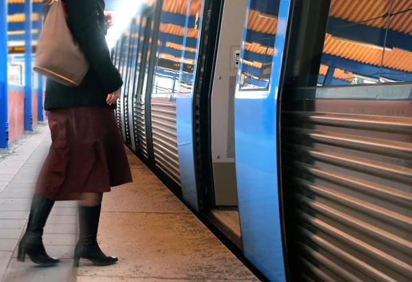 Mulheres a embarcar num comboio — Fotografia de Stock