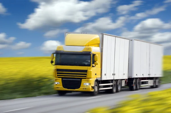 Vrachtwagen rijden op land-weg — Stockfoto