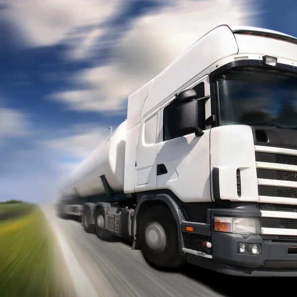 Vrachtwagen rijden op land-weg/motion blur — Stockfoto