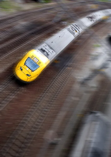 Быстрый поезд с размытым движением — стоковое фото