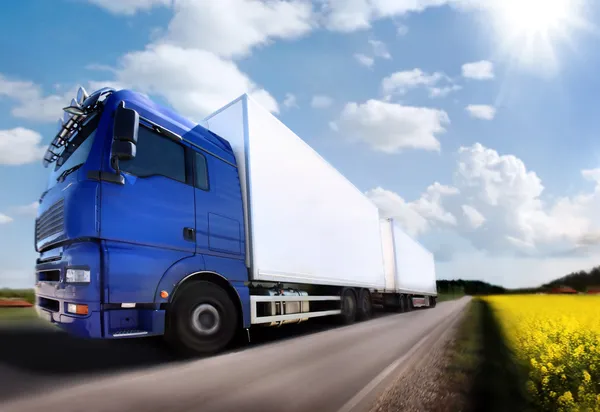 Truck Driver på land-vägen/motion — Stockfoto