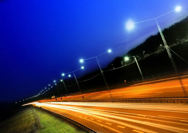 Geceleri hareket bulanıklığı olan arabalar. — Stok fotoğraf