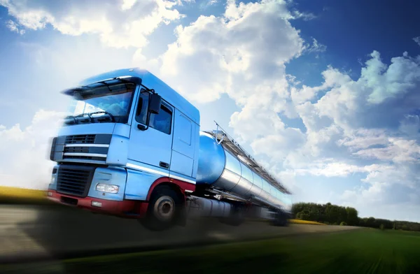 Vrachtwagen rijden op landweg beweging — Stockfoto