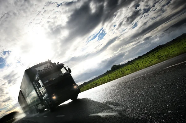 Vrachtwagen rijden op land-weg/motion — Stockfoto