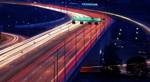 Samochody w nocy z rozmyciem ruchu — Zdjęcie stockowe
