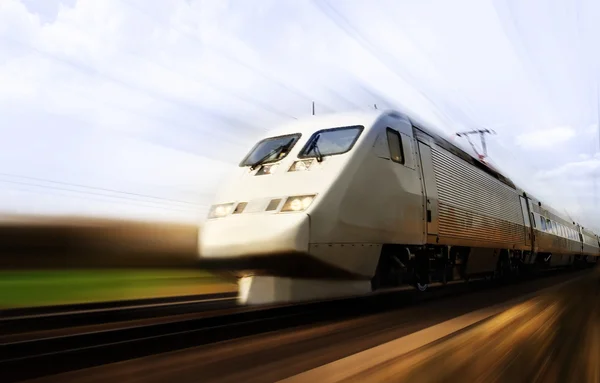 Γρήγορο τρένο με το θόλωμα κίνησης — Φωτογραφία Αρχείου