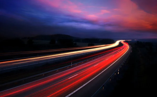 Autos bei Nacht mit Bewegungsunschärfe. — Stockfoto