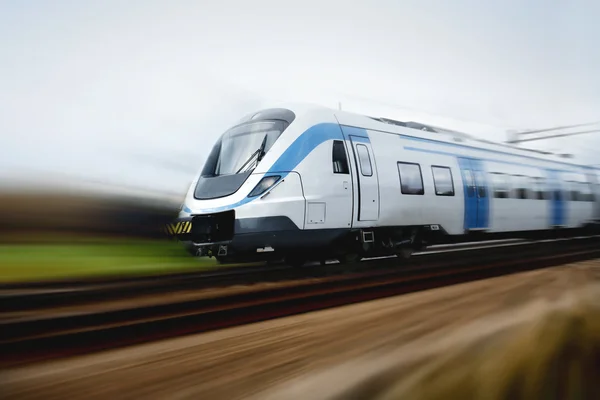 Comboio rápido com borrão de movimento — Fotografia de Stock