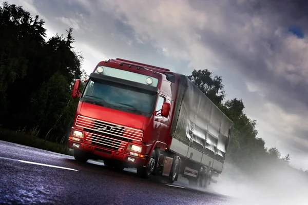 La conducción de camiones en el país-carretera —  Fotos de Stock