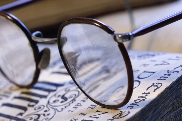 Libro e occhiali da vista — Foto Stock