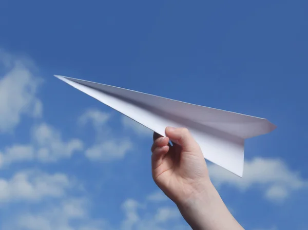Бросание бумажного самолета .. , — стоковое фото
