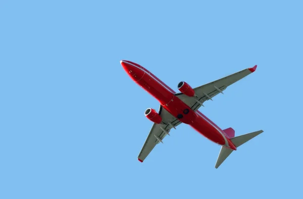 Vliegtuig in de lucht — Stockfoto