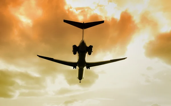 Samolot lądujący w zmierzchu. — Zdjęcie stockowe