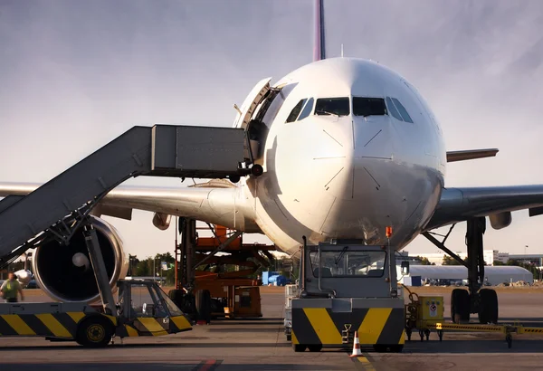 Boeing sendo carregado com carga — Fotografia de Stock
