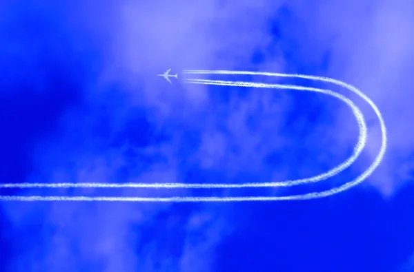 Airplane in the sky with jet trail — Stock Photo, Image